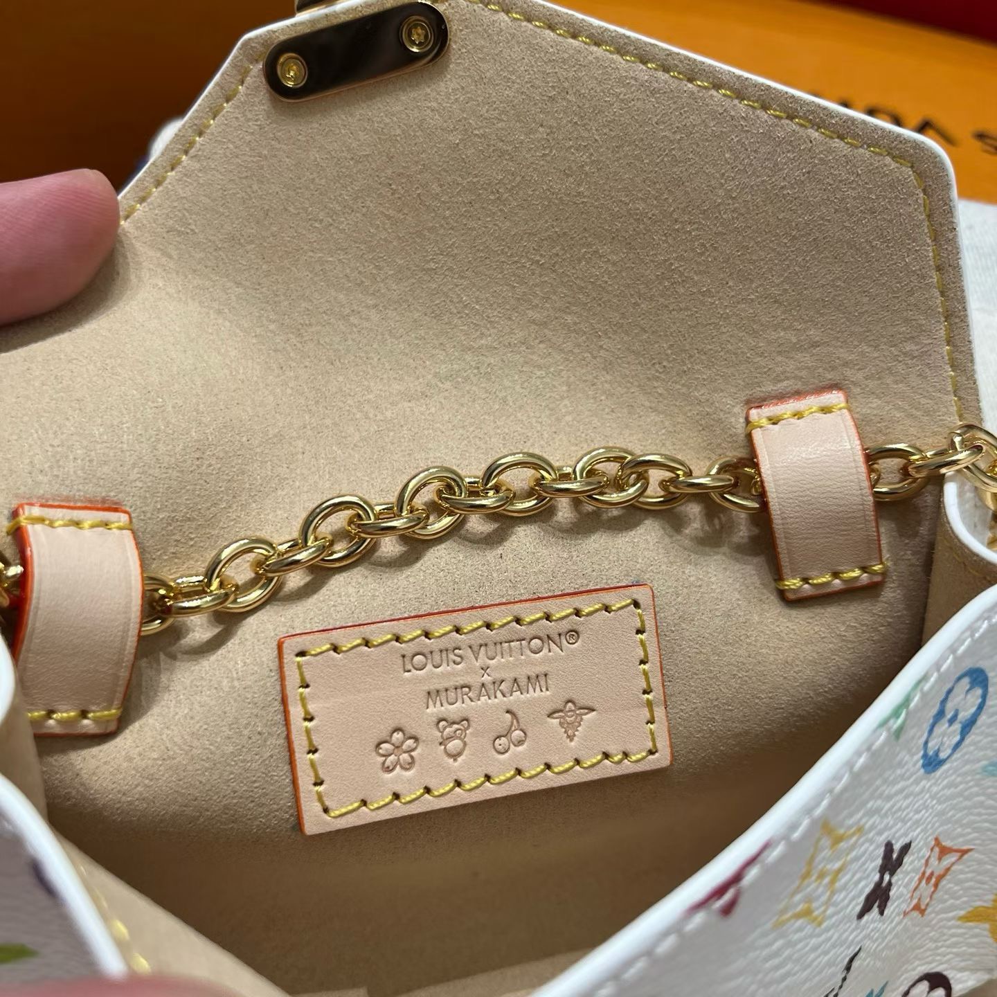 新品腰链包⋯可斜背、可当腰包腰带以缤纷姿彩与村上隆的合作系列 莹泽链条方便随心调节长短 前卫设计兼顾多重