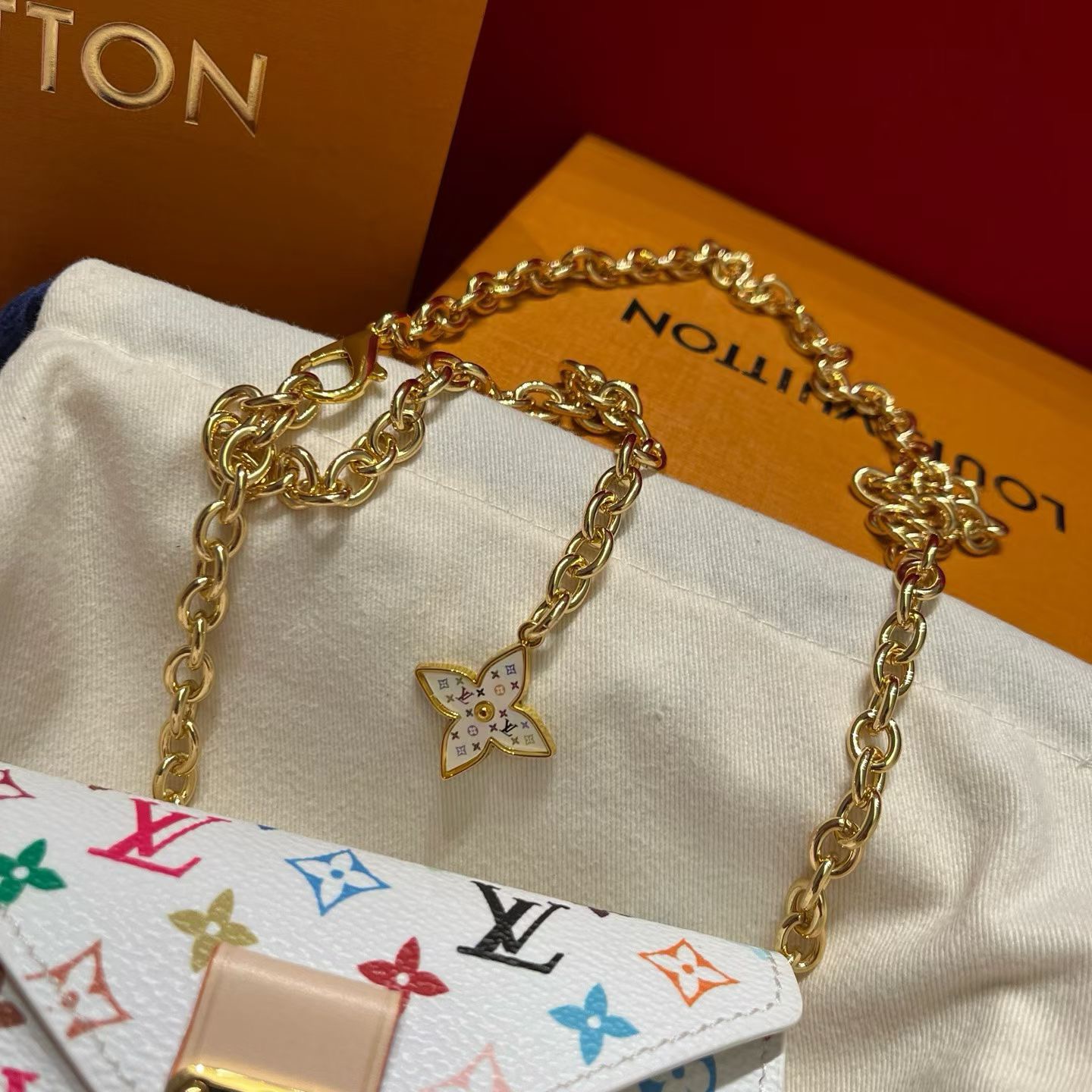 新品腰链包⋯可斜背、可当腰包腰带以缤纷姿彩与村上隆的合作系列 莹泽链条方便随心调节长短 前卫设计兼顾多重