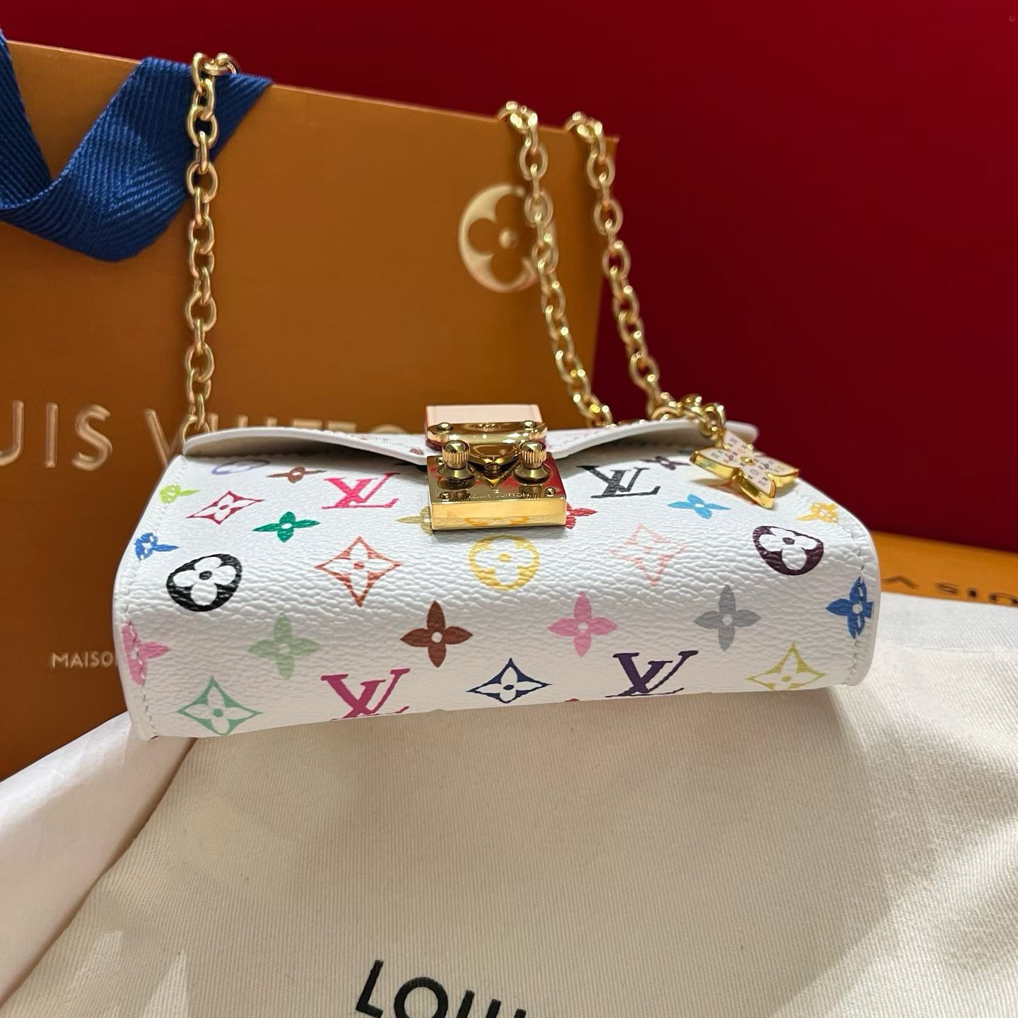 新品腰链包⋯可斜背、可当腰包腰带以缤纷姿彩与村上隆的合作系列 莹泽链条方便随心调节长短 前卫设计兼顾多重