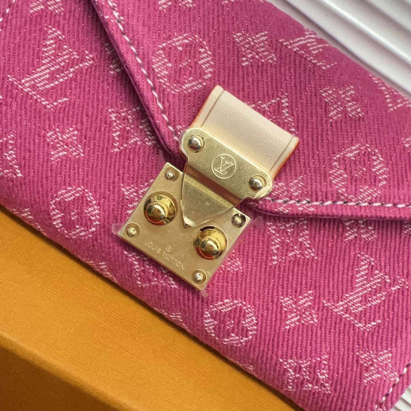 新品腰链包⋯可斜背、可当腰包腰带以缤纷姿彩与村上隆的合作系列 莹泽链条方便随心调节长短 前卫设计兼顾多重