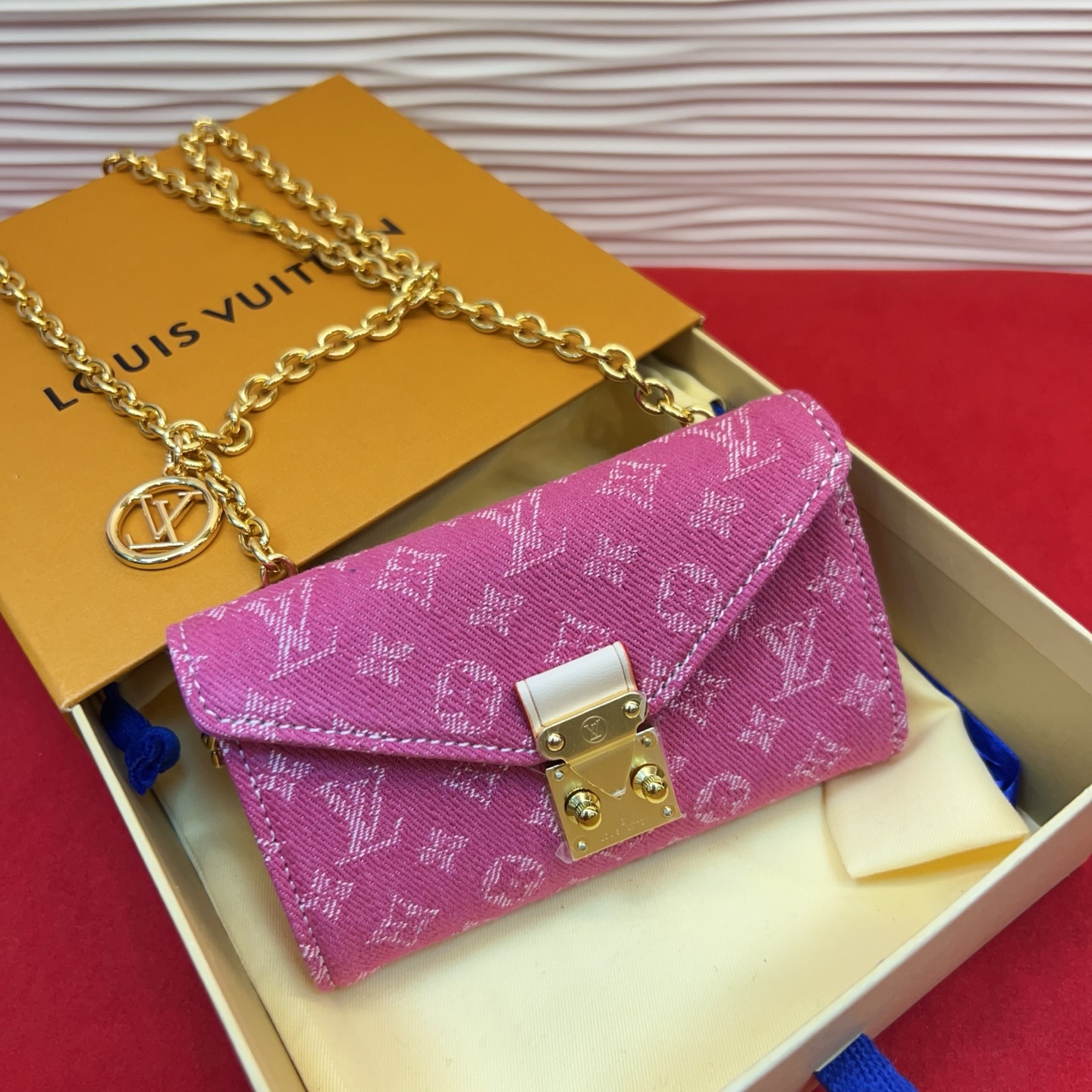 新品腰链包⋯可斜背、可当腰包腰带以缤纷姿彩与村上隆的合作系列 莹泽链条方便随心调节长短 前卫设计兼顾多重