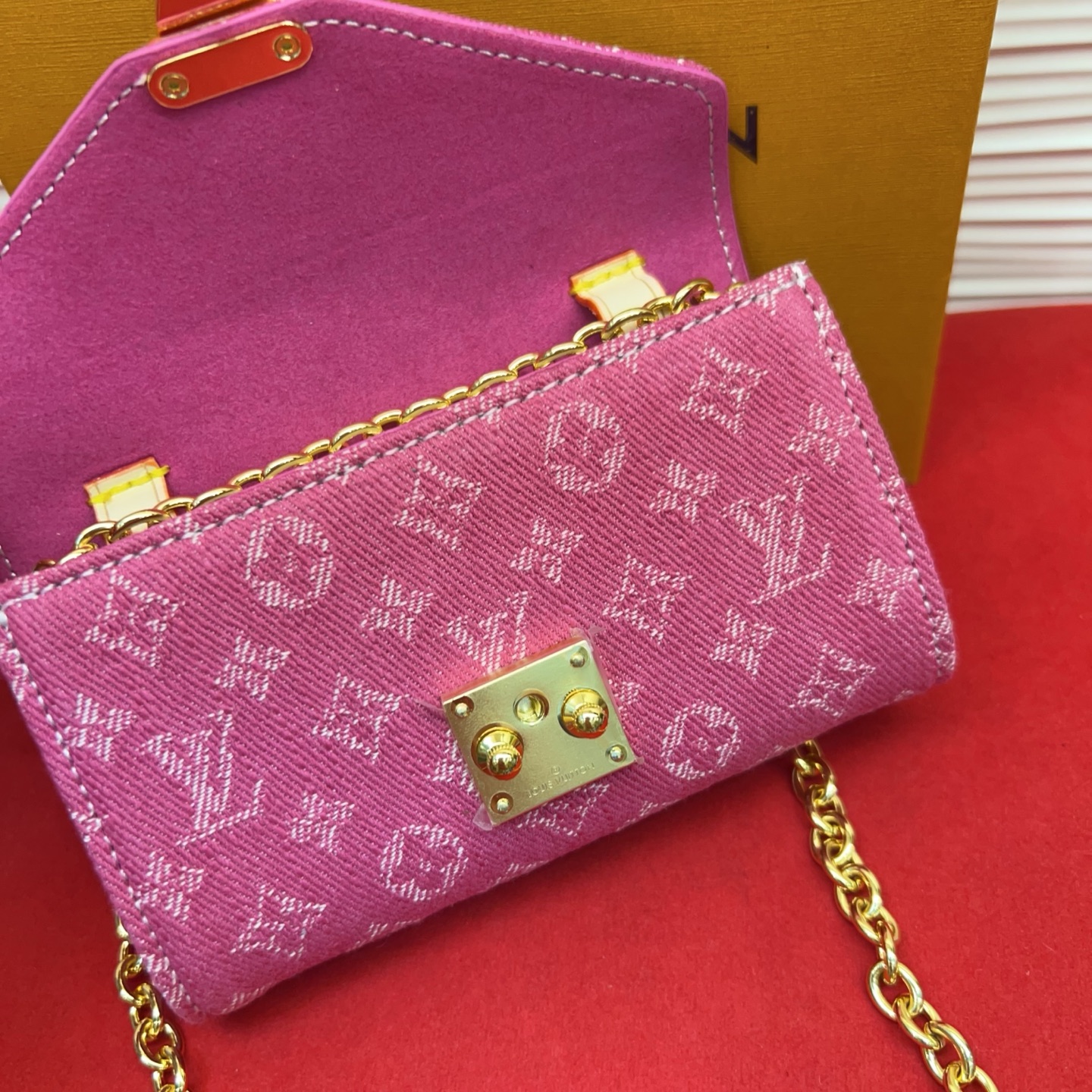 新品腰链包⋯可斜背、可当腰包腰带以缤纷姿彩与村上隆的合作系列 莹泽链条方便随心调节长短 前卫设计兼顾多重