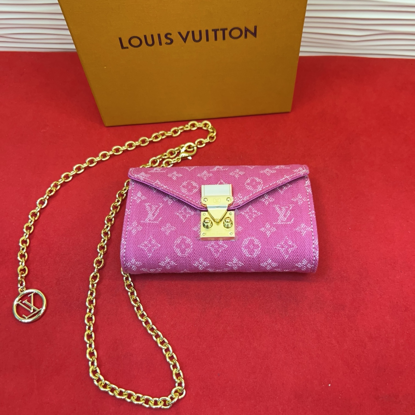 新品腰链包⋯可斜背、可当腰包腰带以缤纷姿彩与村上隆的合作系列 莹泽链条方便随心调节长短 前卫设计兼顾多重