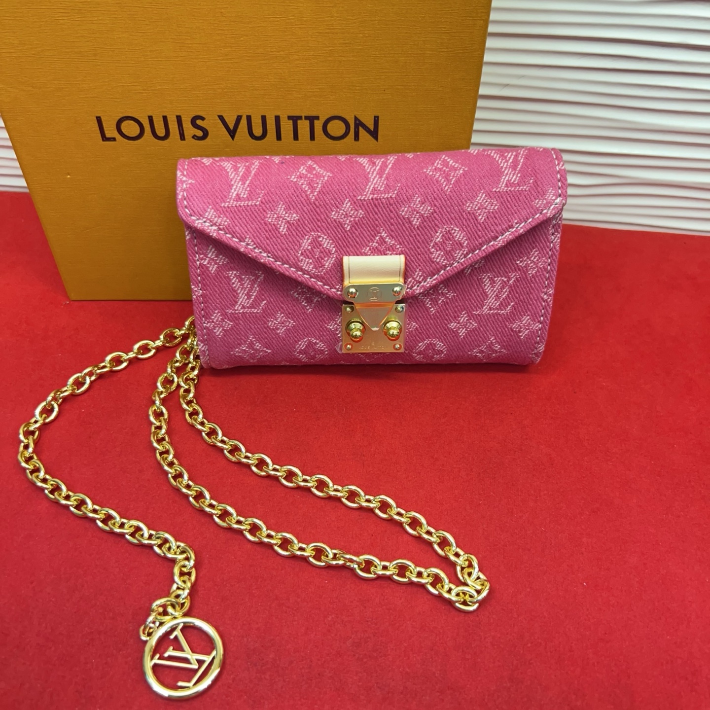 新品腰链包⋯可斜背、可当腰包腰带以缤纷姿彩与村上隆的合作系列 莹泽链条方便随心调节长短 前卫设计兼顾多重