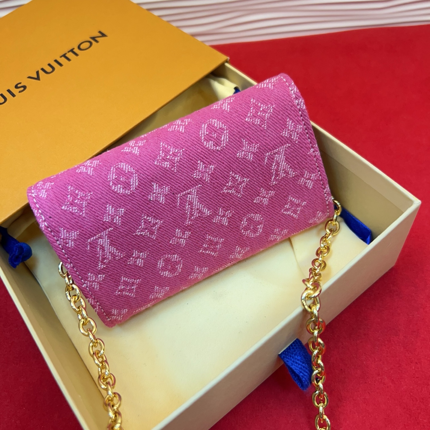 新品腰链包⋯可斜背、可当腰包腰带以缤纷姿彩与村上隆的合作系列 莹泽链条方便随心调节长短 前卫设计兼顾多重