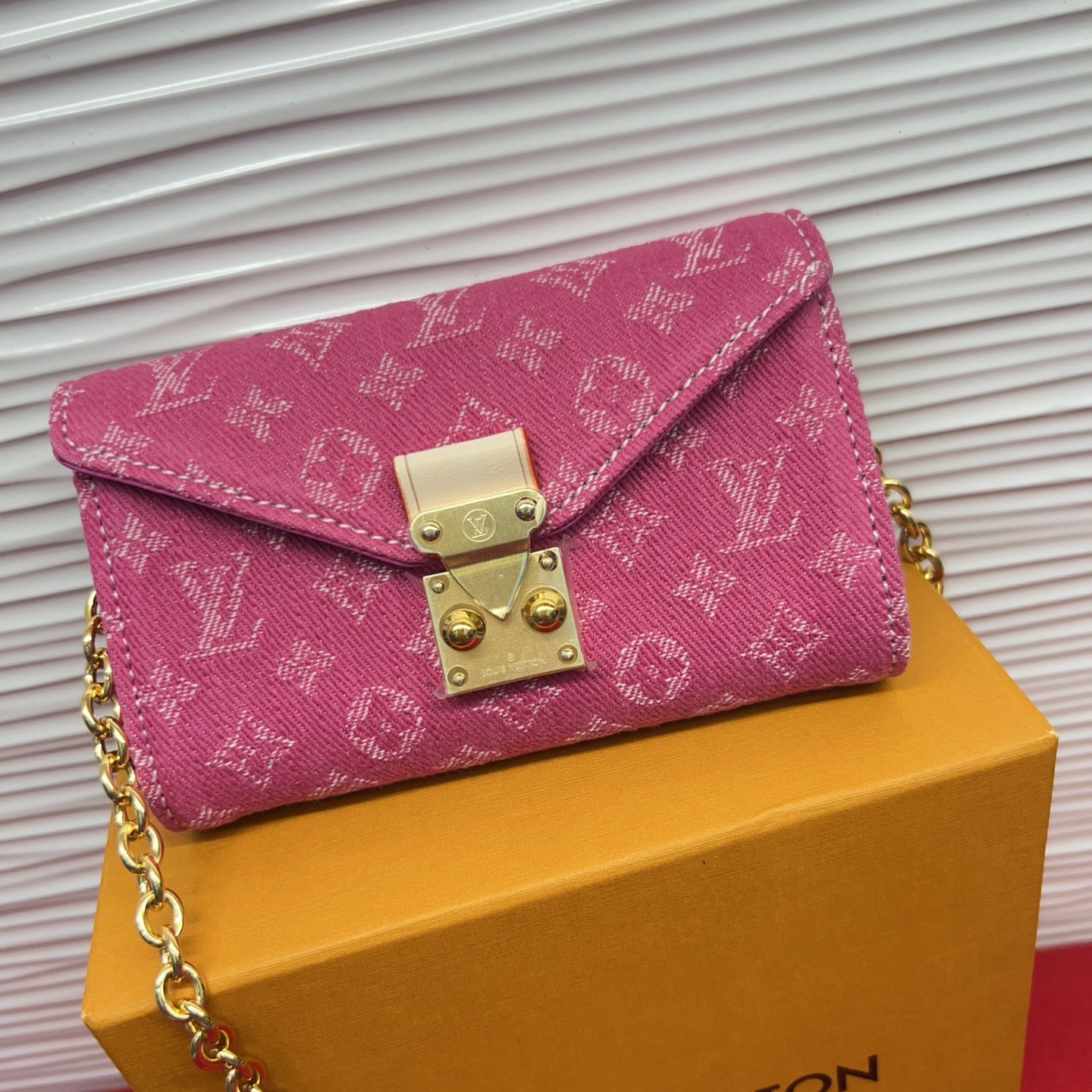 新品腰链包⋯可斜背、可当腰包腰带以缤纷姿彩与村上隆的合作系列 莹泽链条方便随心调节长短 前卫设计兼顾多重