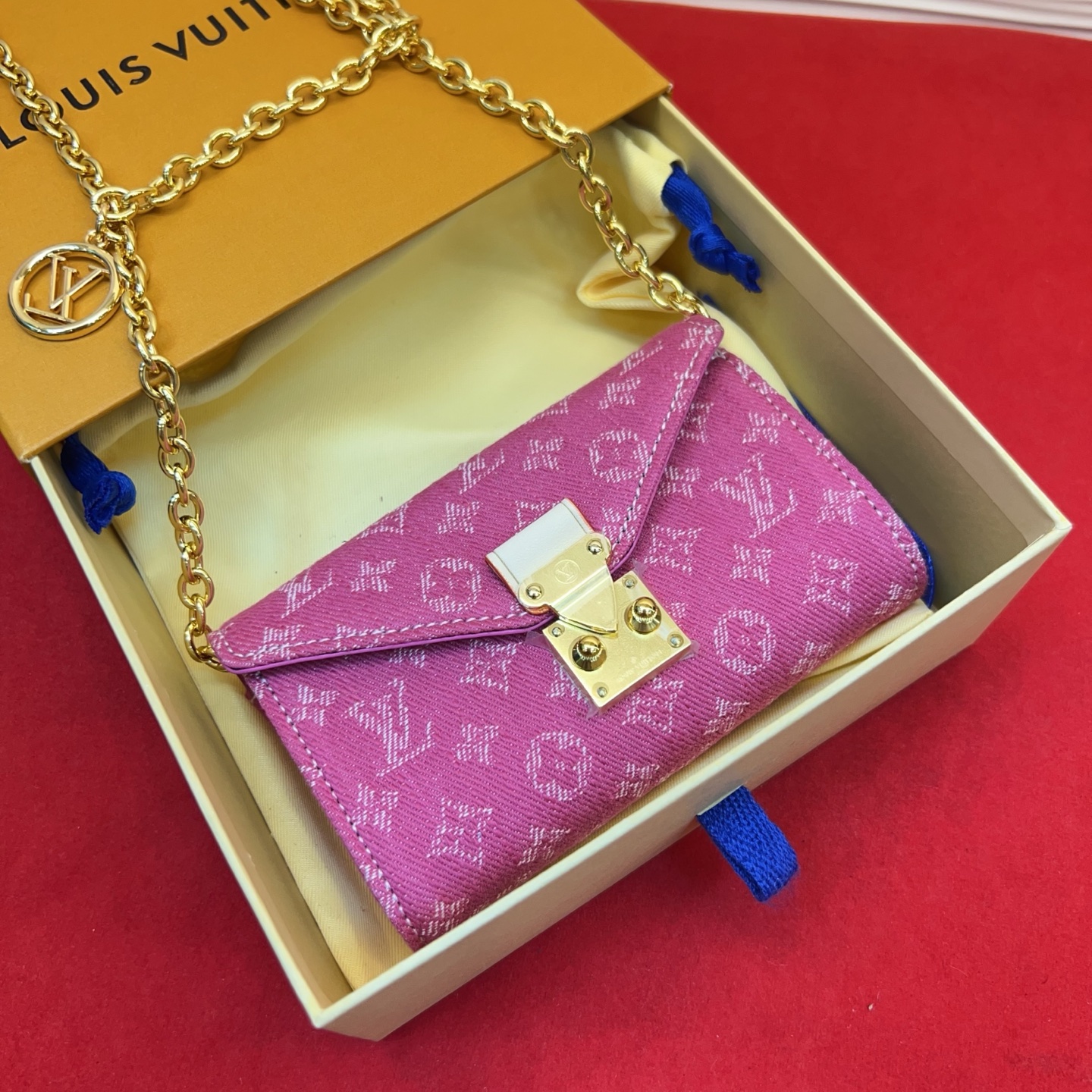 新品腰链包⋯可斜背、可当腰包腰带以缤纷姿彩与村上隆的合作系列 莹泽链条方便随心调节长短 前卫设计兼顾多重