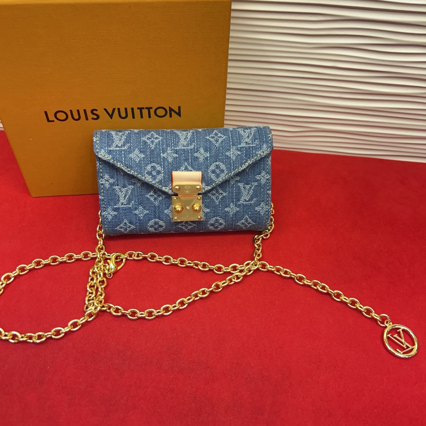 新品腰链包⋯可斜背、可当腰包腰带以缤纷姿彩与村上隆的合作系列 莹泽链条方便随心调节长短 前卫设计兼顾多重