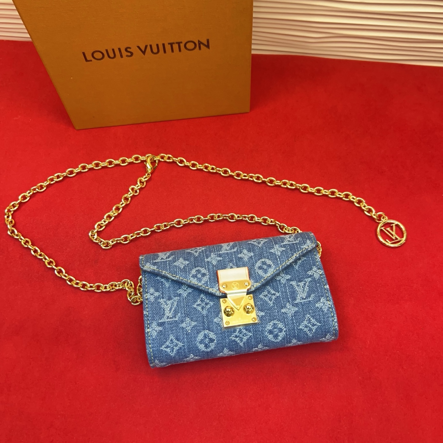 新品腰链包⋯可斜背、可当腰包腰带以缤纷姿彩与村上隆的合作系列 莹泽链条方便随心调节长短 前卫设计兼顾多重