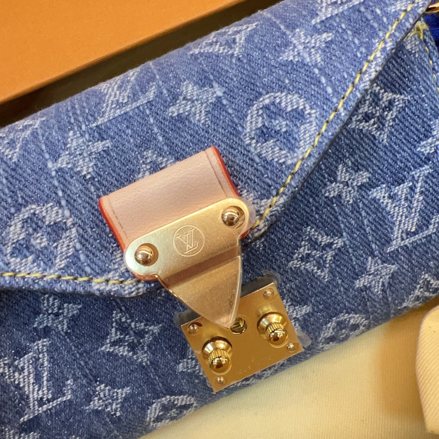 新品腰链包⋯可斜背、可当腰包腰带以缤纷姿彩与村上隆的合作系列 莹泽链条方便随心调节长短 前卫设计兼顾多重