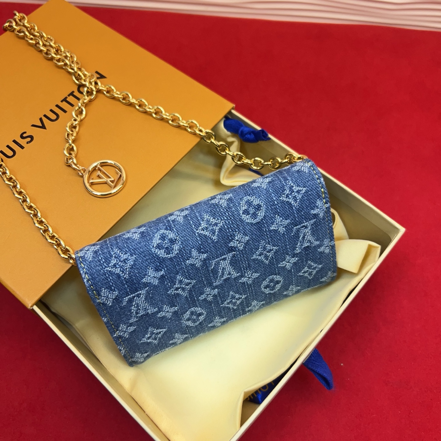 新品腰链包⋯可斜背、可当腰包腰带以缤纷姿彩与村上隆的合作系列 莹泽链条方便随心调节长短 前卫设计兼顾多重