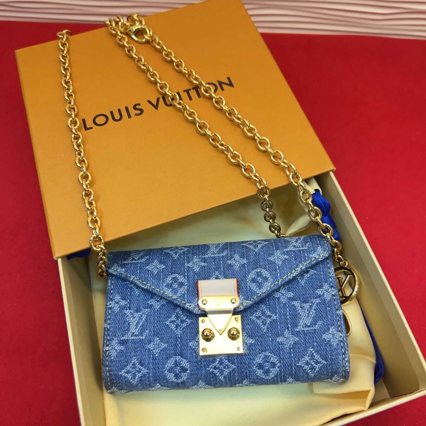 新品腰链包⋯可斜背、可当腰包腰带以缤纷姿彩与村上隆的合作系列 莹泽链条方便随心调节长短 前卫设计兼顾多重