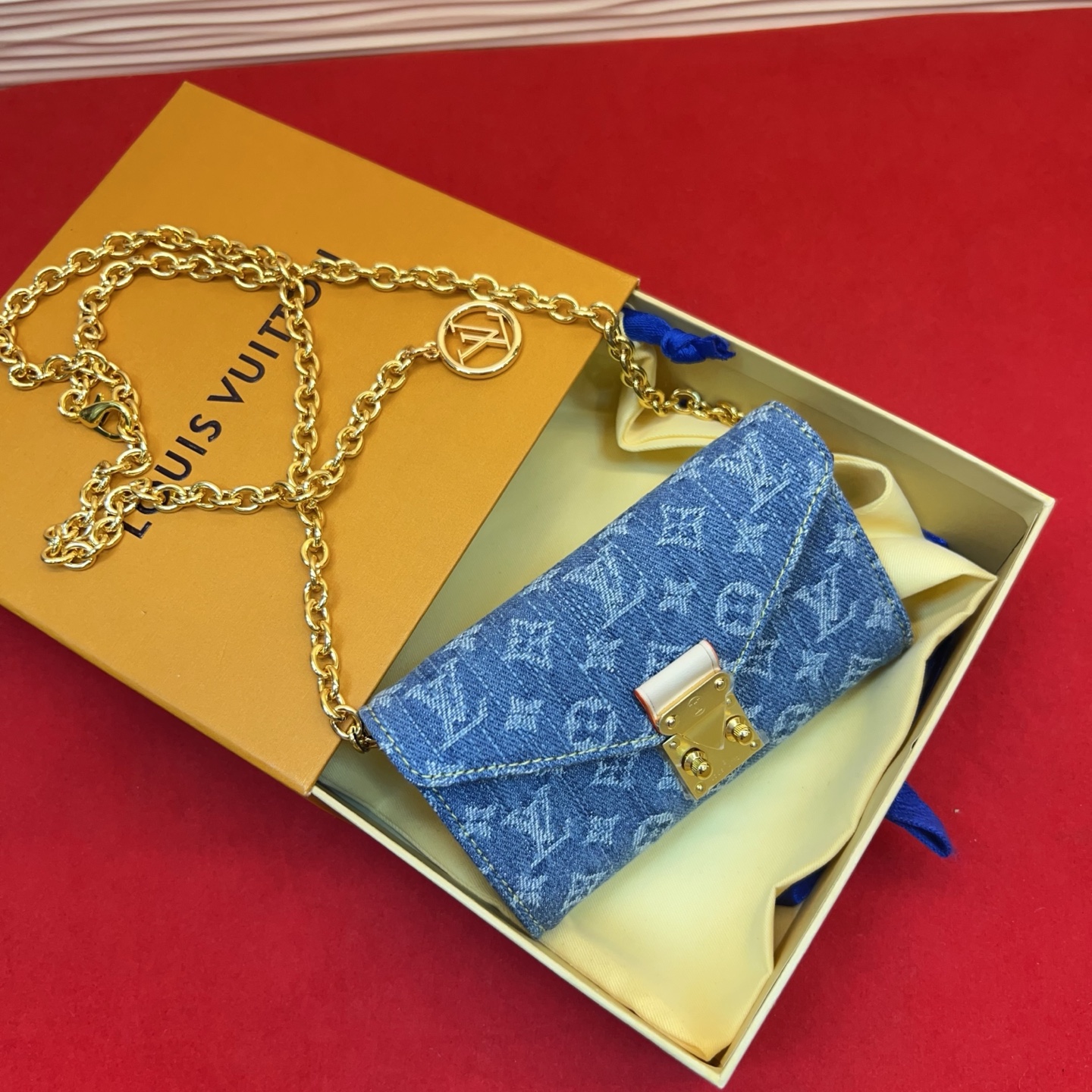 新品腰链包⋯可斜背、可当腰包腰带以缤纷姿彩与村上隆的合作系列 莹泽链条方便随心调节长短 前卫设计兼顾多重