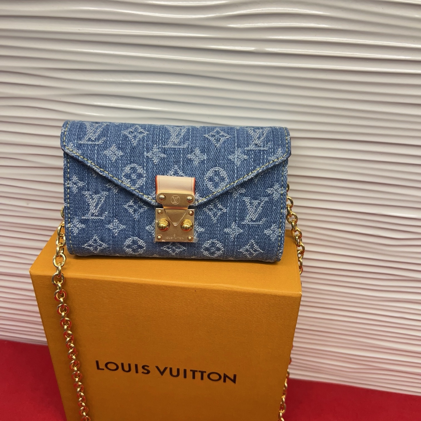 新品腰链包⋯可斜背、可当腰包腰带以缤纷姿彩与村上隆的合作系列 莹泽链条方便随心调节长短 前卫设计兼顾多重