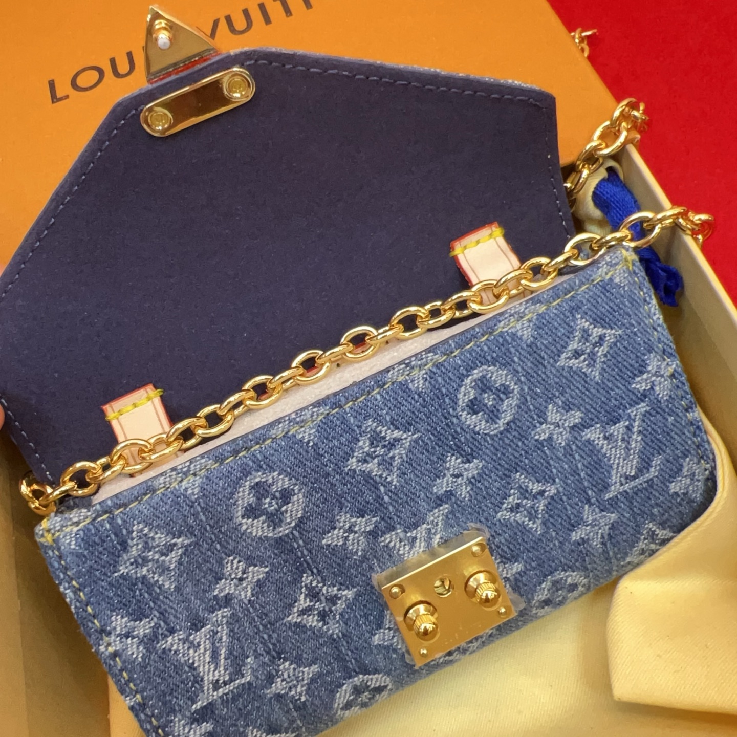 新品腰链包⋯可斜背、可当腰包腰带以缤纷姿彩与村上隆的合作系列 莹泽链条方便随心调节长短 前卫设计兼顾多重