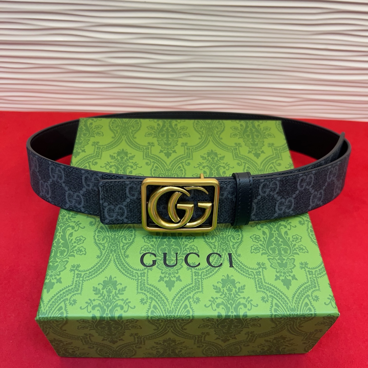 秋冬系列焕新演绎富有辨识度的GG Marmont系列。这款双面腰带采用GG SuPreme与皮革材质匠心