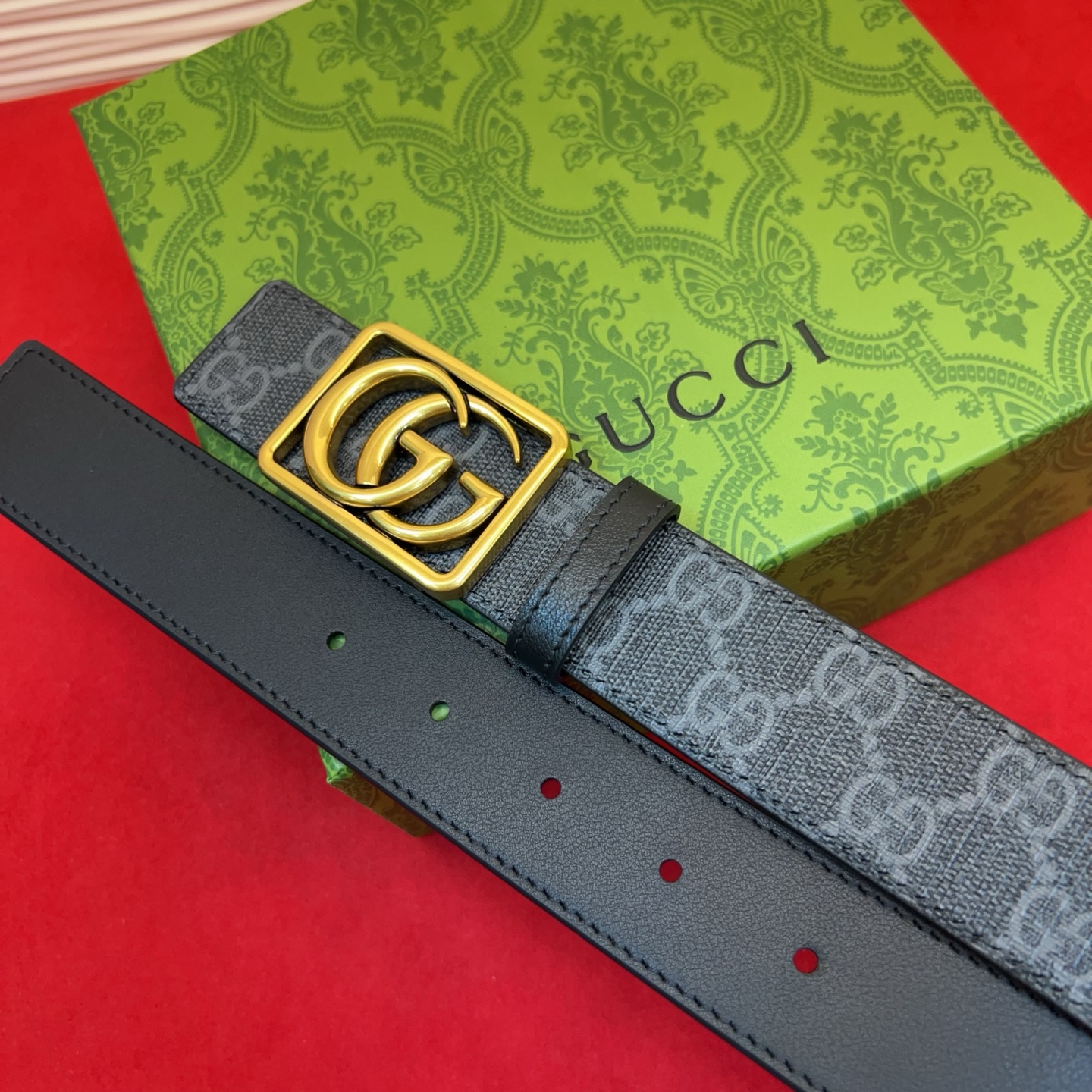 秋冬系列焕新演绎富有辨识度的GG Marmont系列。这款双面腰带采用GG SuPreme与皮革材质匠心