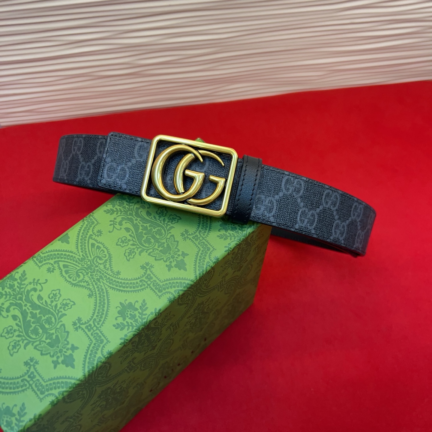 秋冬系列焕新演绎富有辨识度的GG Marmont系列。这款双面腰带采用GG SuPreme与皮革材质匠心