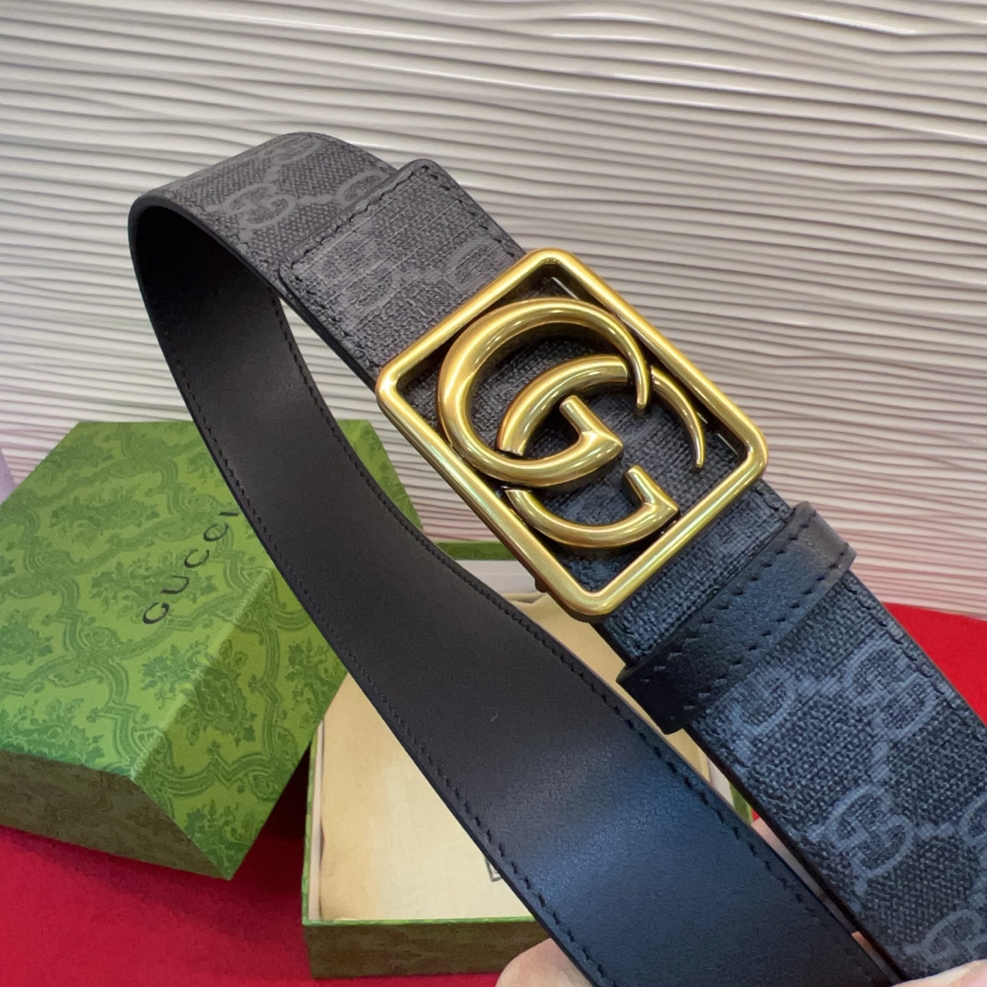 秋冬系列焕新演绎富有辨识度的GG Marmont系列。这款双面腰带采用GG SuPreme与皮革材质匠心