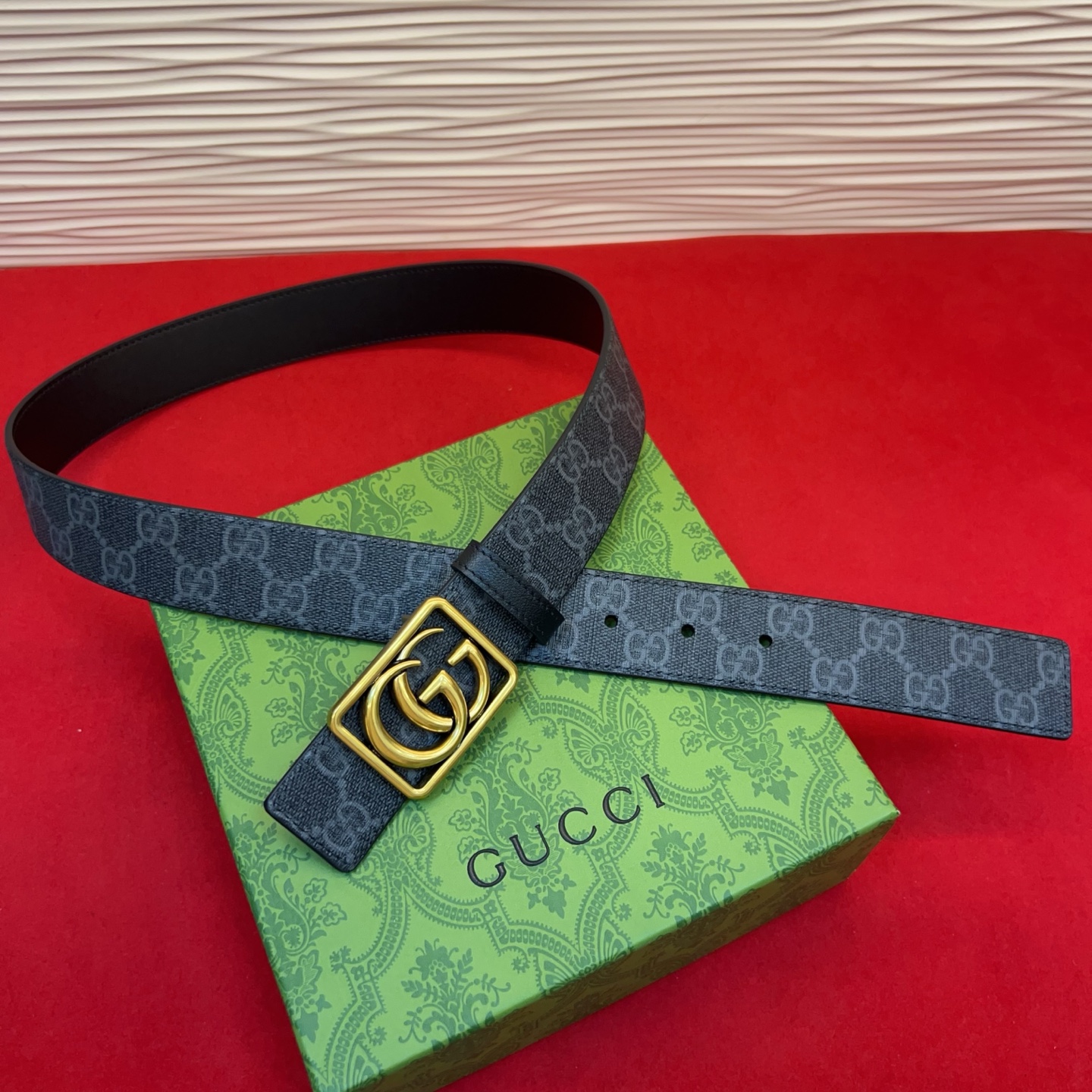 秋冬系列焕新演绎富有辨识度的GG Marmont系列。这款双面腰带采用GG SuPreme与皮革材质匠心