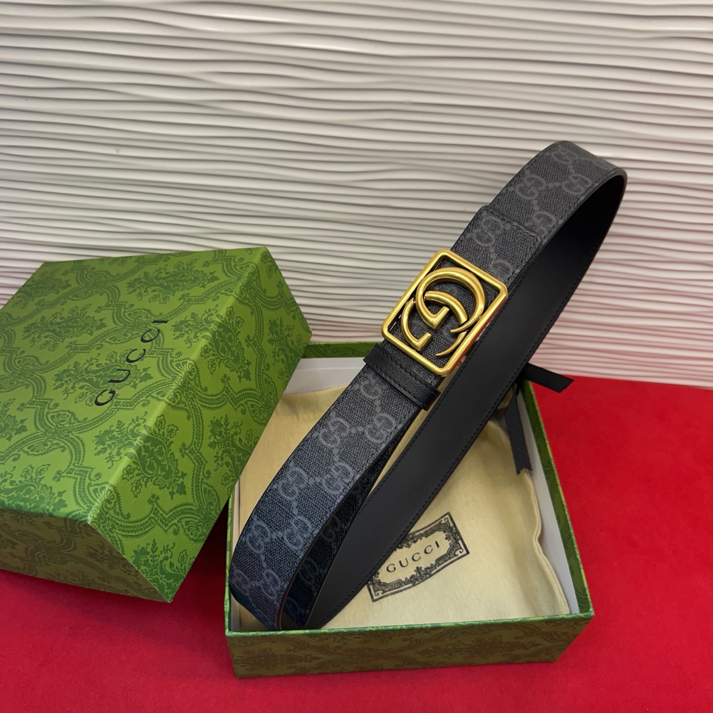 秋冬系列焕新演绎富有辨识度的GG Marmont系列。这款双面腰带采用GG SuPreme与皮革材质匠心