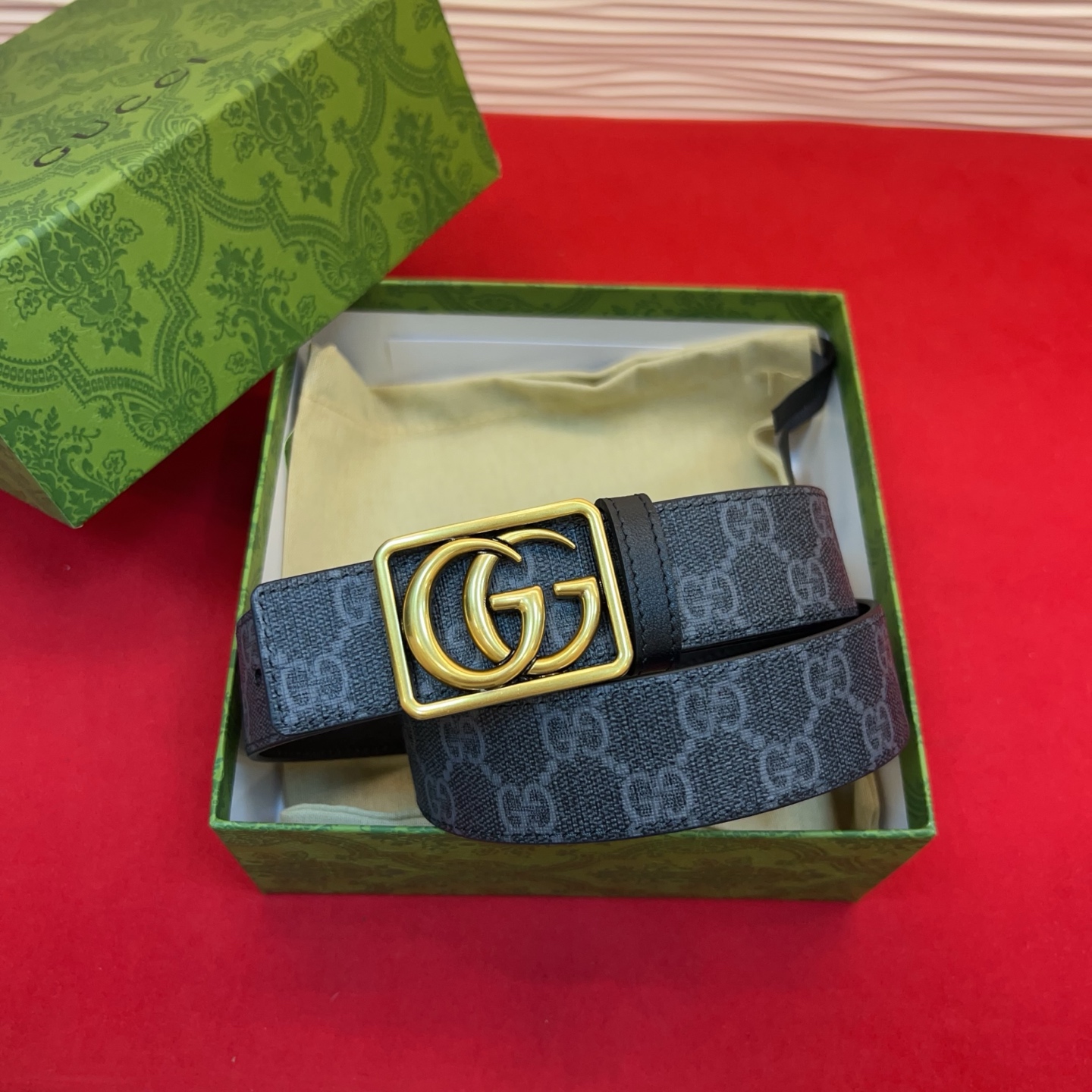 秋冬系列焕新演绎富有辨识度的GG Marmont系列。这款双面腰带采用GG SuPreme与皮革材质匠心