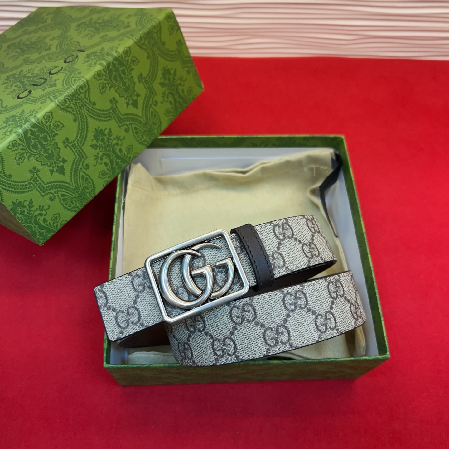 秋冬系列焕新演绎富有辨识度的GG Marmont系列。这款双面腰带采用GG SuPreme与皮革材质匠心