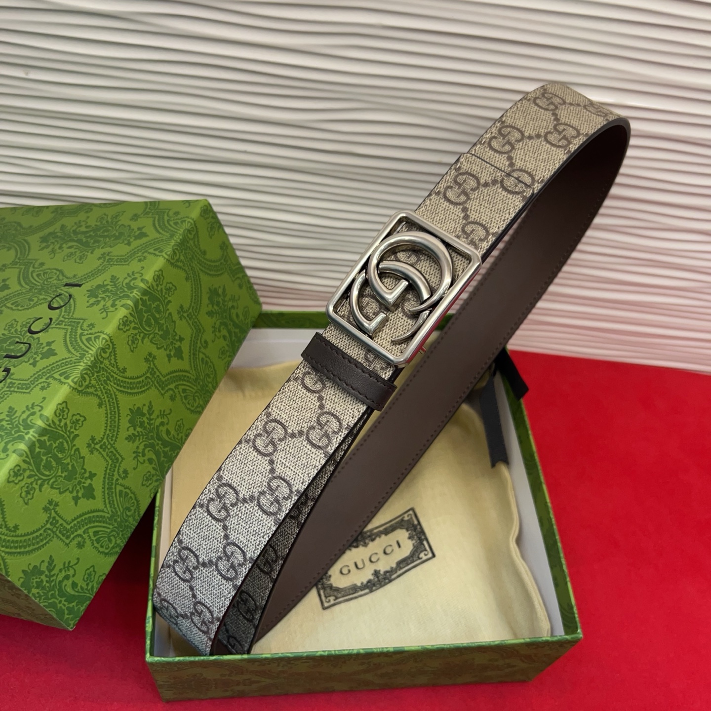 秋冬系列焕新演绎富有辨识度的GG Marmont系列。这款双面腰带采用GG SuPreme与皮革材质匠心