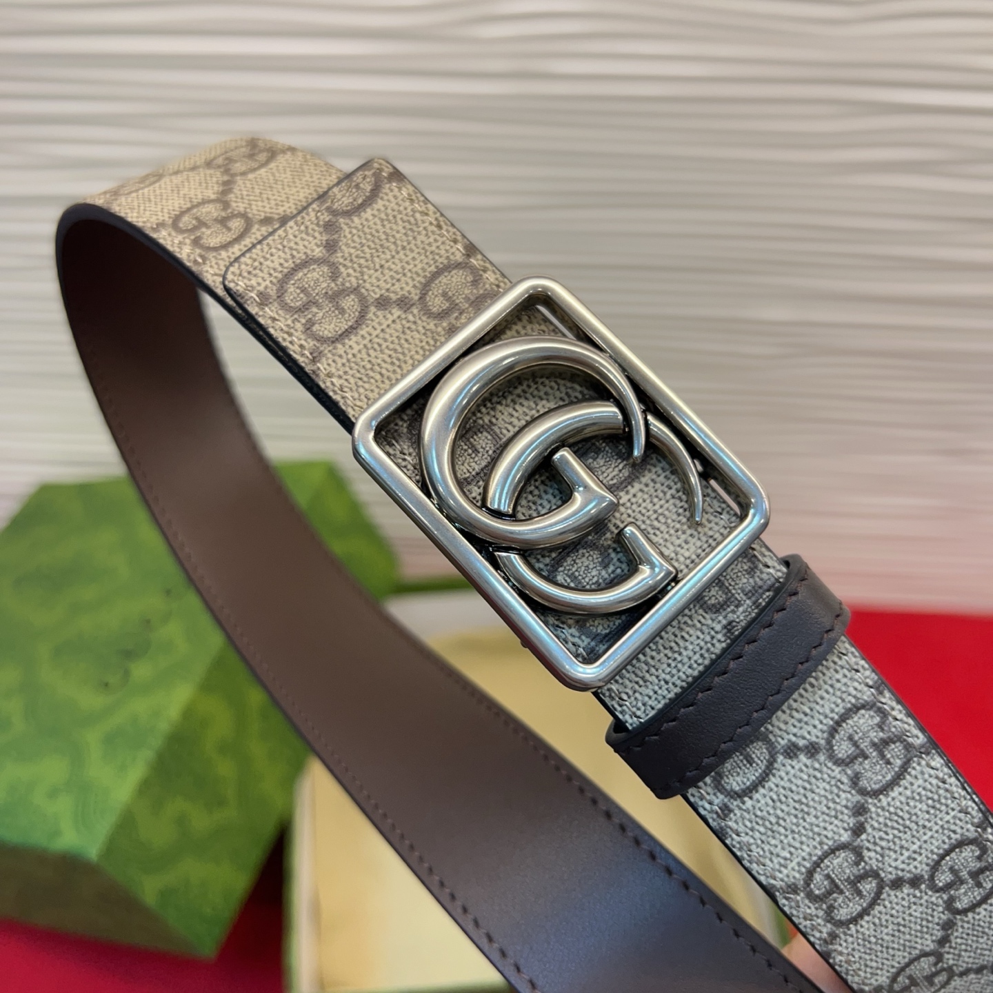秋冬系列焕新演绎富有辨识度的GG Marmont系列。这款双面腰带采用GG SuPreme与皮革材质匠心