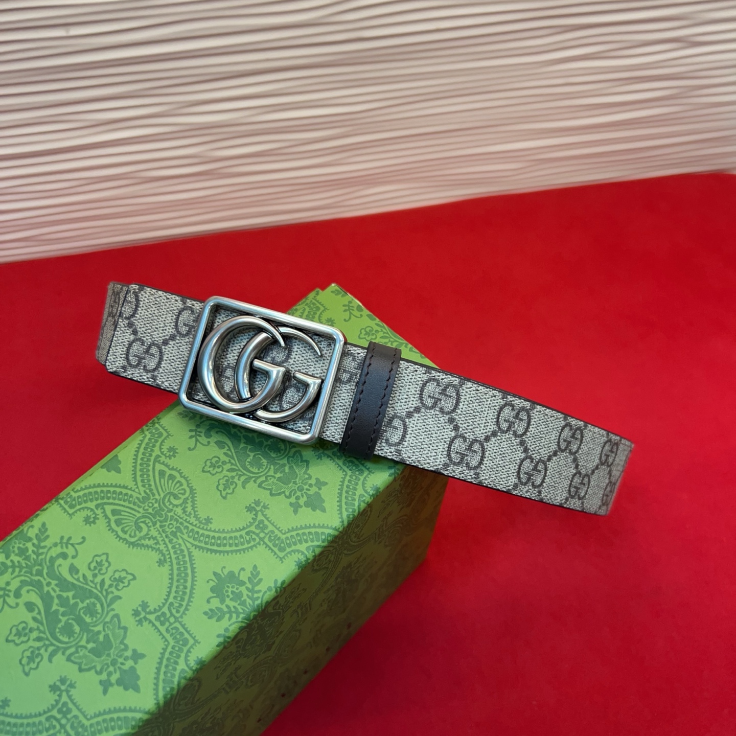 秋冬系列焕新演绎富有辨识度的GG Marmont系列。这款双面腰带采用GG SuPreme与皮革材质匠心