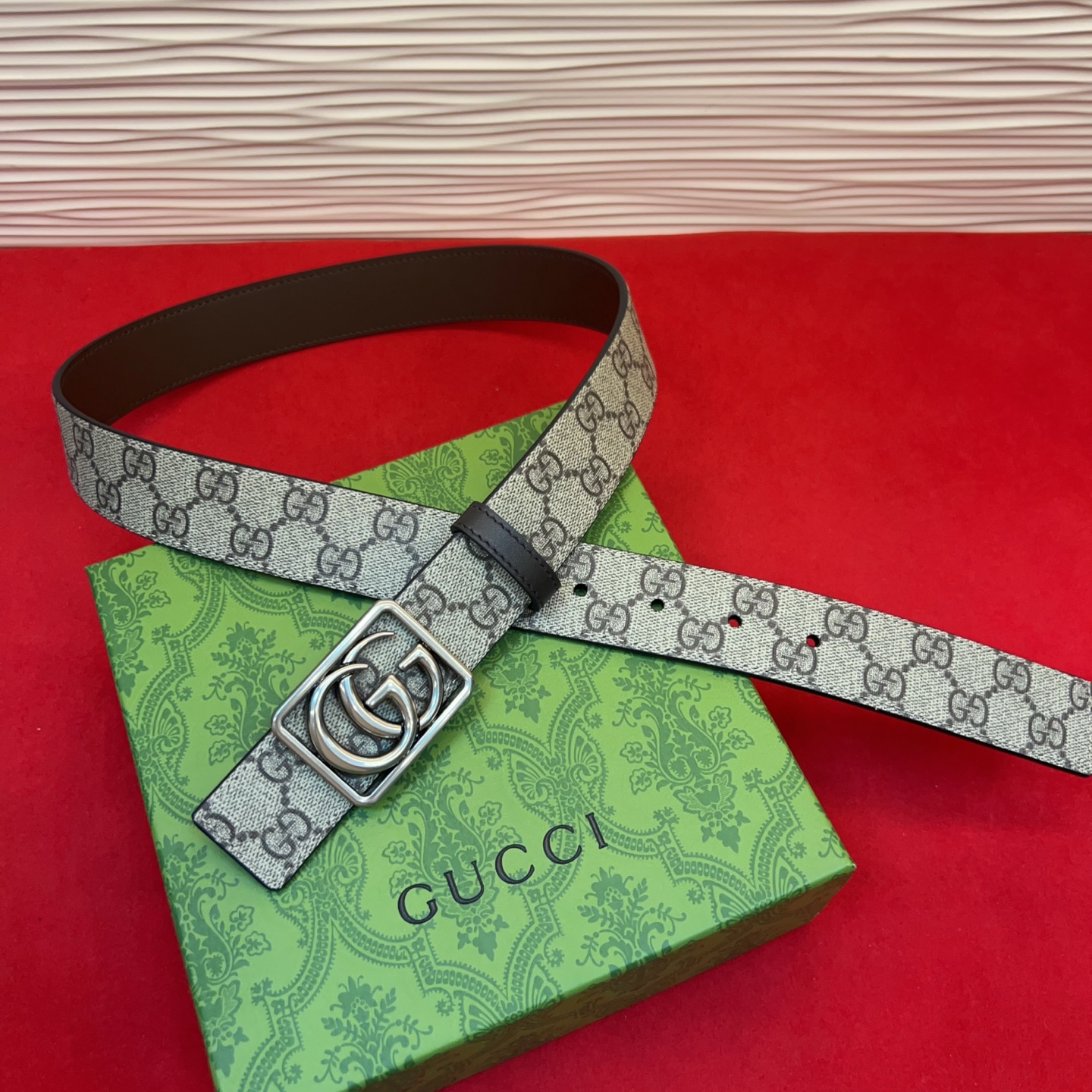 秋冬系列焕新演绎富有辨识度的GG Marmont系列。这款双面腰带采用GG SuPreme与皮革材质匠心