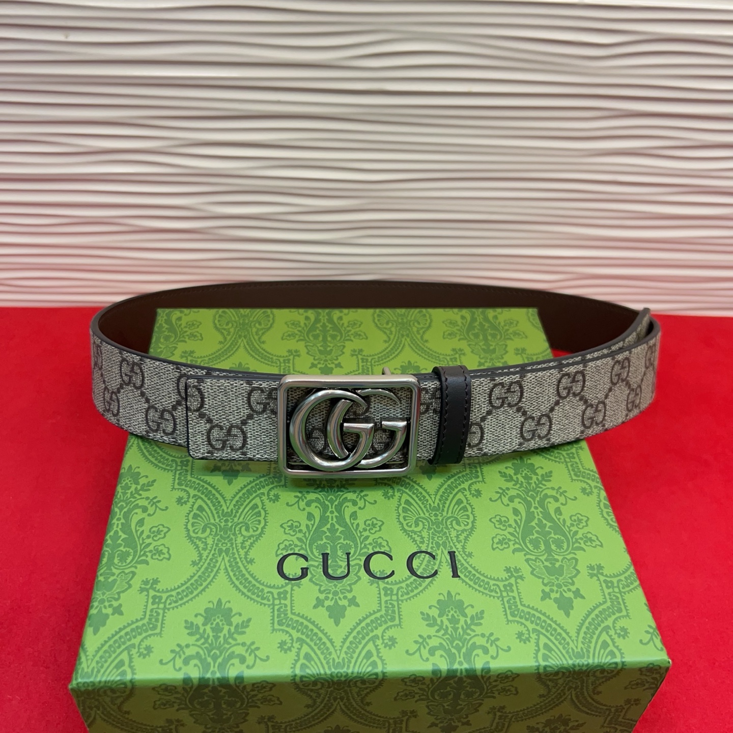 秋冬系列焕新演绎富有辨识度的GG Marmont系列。这款双面腰带采用GG SuPreme与皮革材质匠心