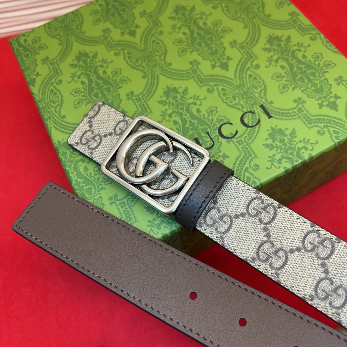 秋冬系列焕新演绎富有辨识度的GG Marmont系列。这款双面腰带采用GG SuPreme与皮革材质匠心