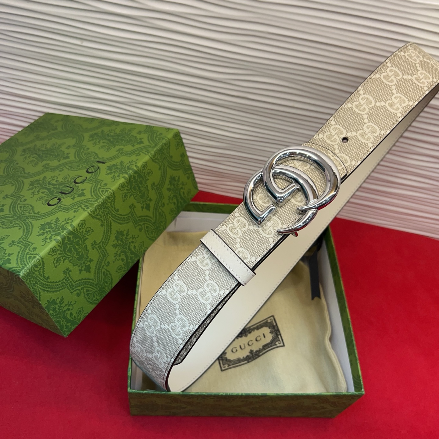 秋冬系列焕新演绎富有辨识度的GG Marmont系列。这款双面腰带采用GG SuPreme与皮革材质匠心