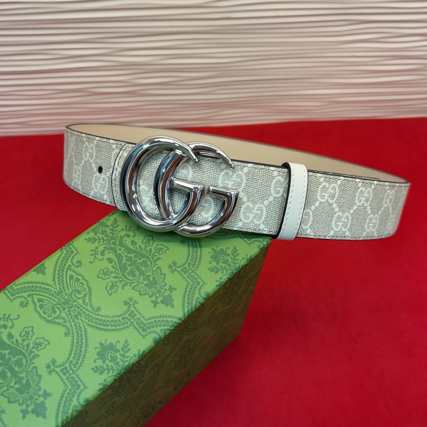秋冬系列焕新演绎富有辨识度的GG Marmont系列。这款双面腰带采用GG SuPreme与皮革材质匠心