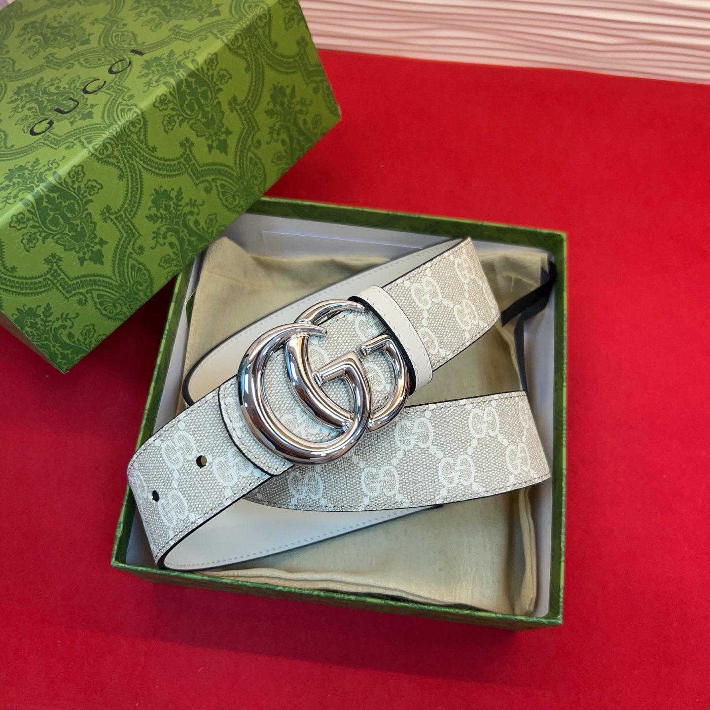 秋冬系列焕新演绎富有辨识度的GG Marmont系列。这款双面腰带采用GG SuPreme与皮革材质匠心