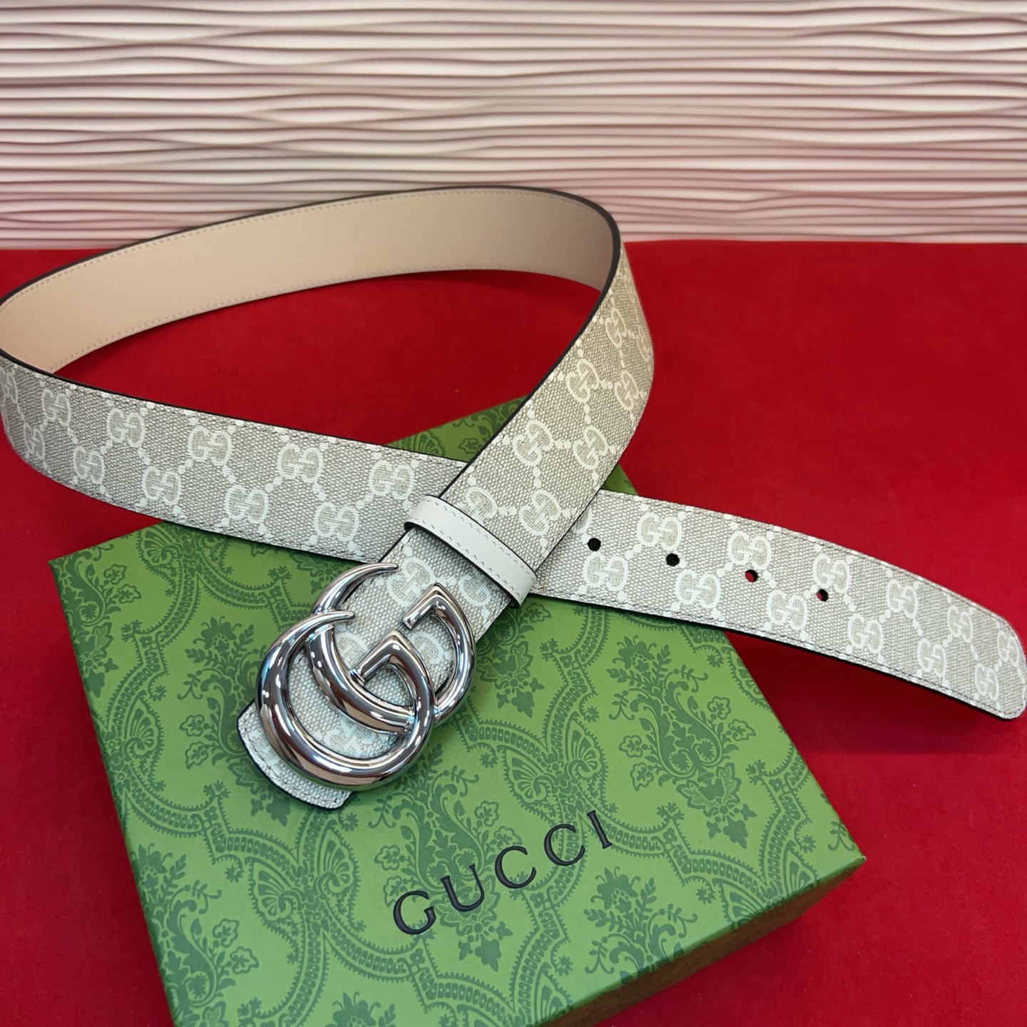 秋冬系列焕新演绎富有辨识度的GG Marmont系列。这款双面腰带采用GG SuPreme与皮革材质匠心