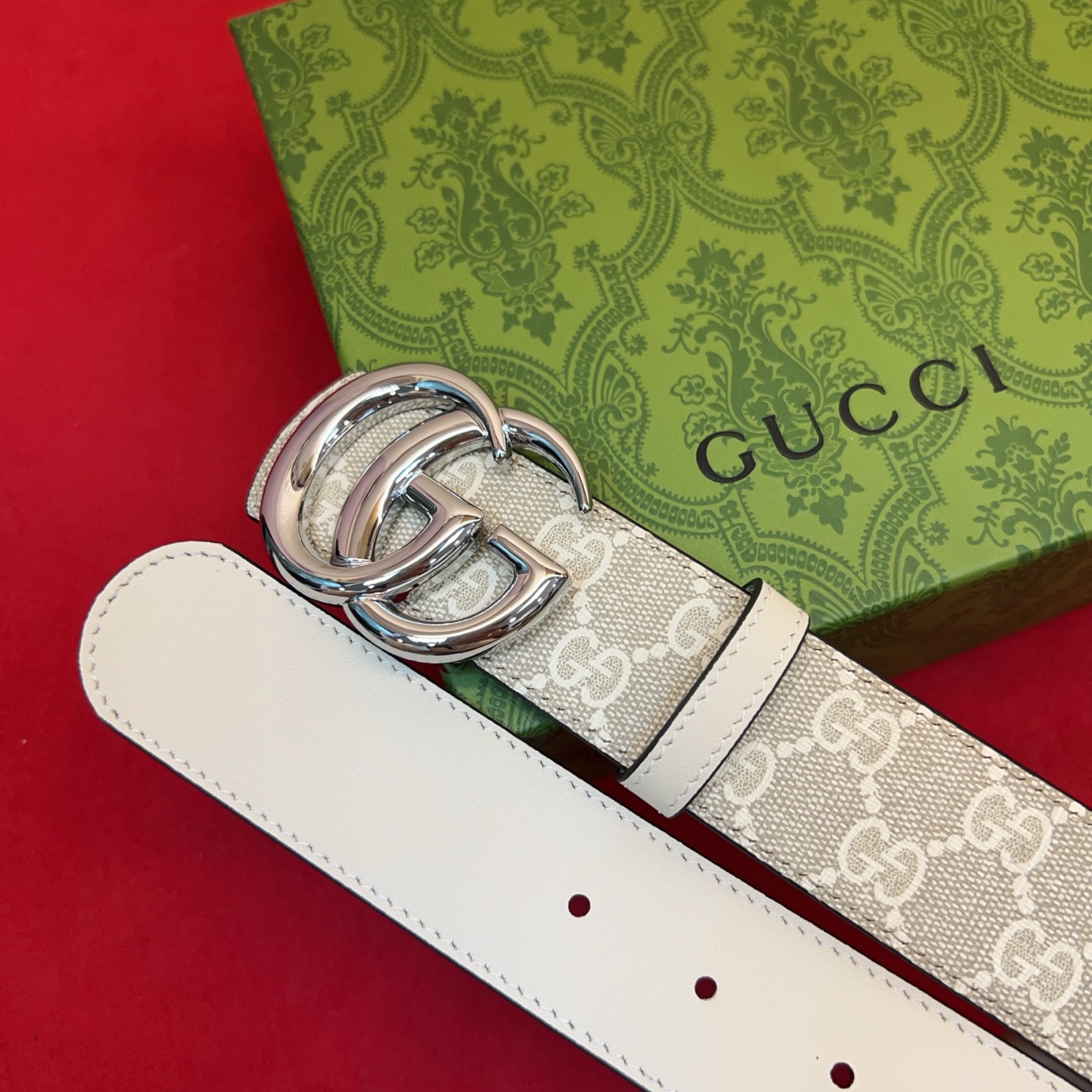 秋冬系列焕新演绎富有辨识度的GG Marmont系列。这款双面腰带采用GG SuPreme与皮革材质匠心