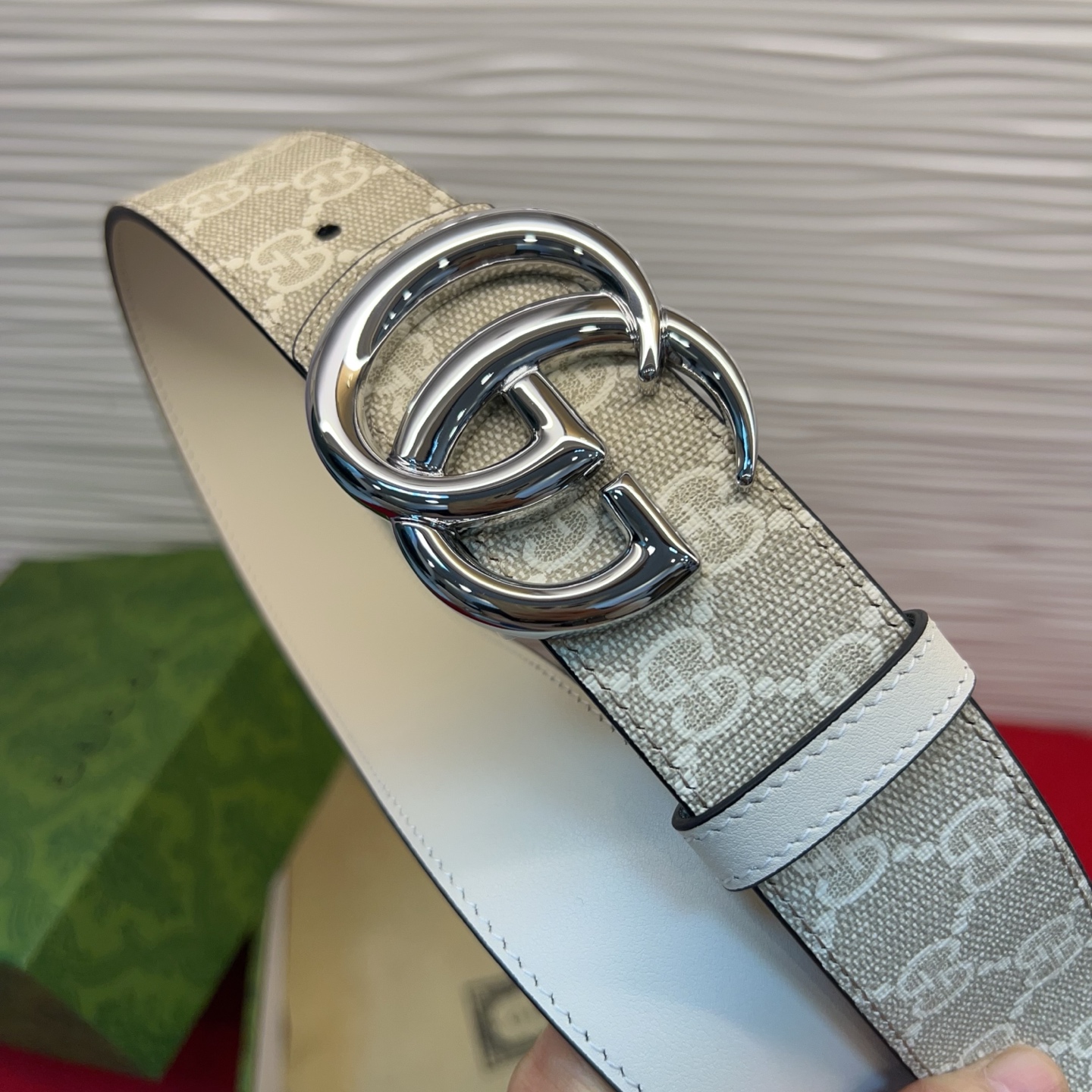 秋冬系列焕新演绎富有辨识度的GG Marmont系列。这款双面腰带采用GG SuPreme与皮革材质匠心