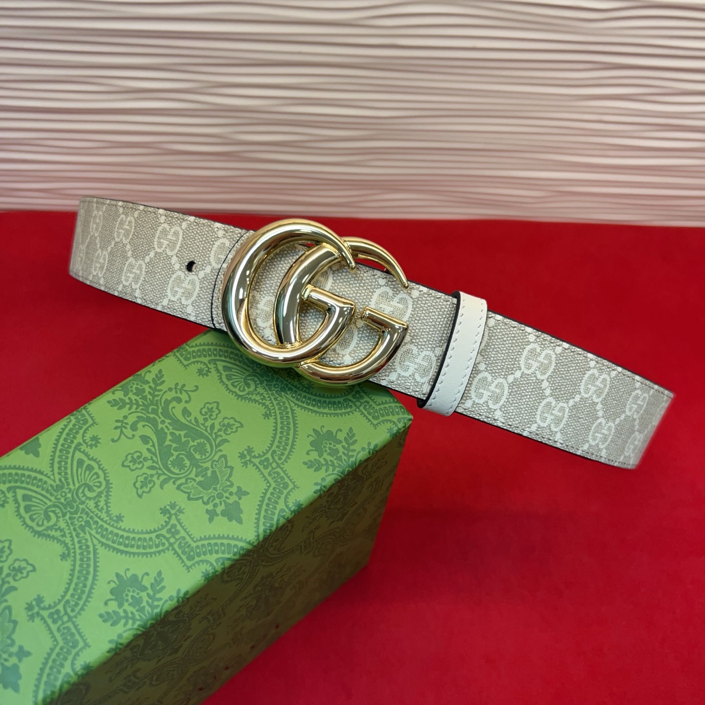 秋冬系列焕新演绎富有辨识度的GG Marmont系列。这款双面腰带采用GG SuPreme与皮革材质匠心