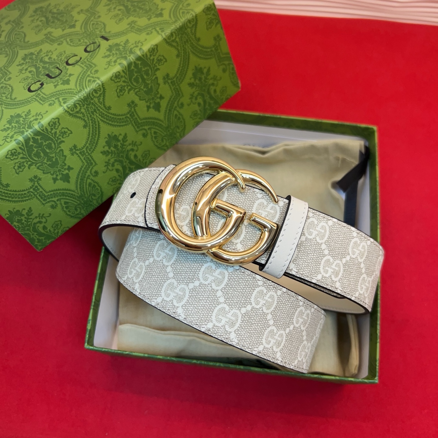 秋冬系列焕新演绎富有辨识度的GG Marmont系列。这款双面腰带采用GG SuPreme与皮革材质匠心