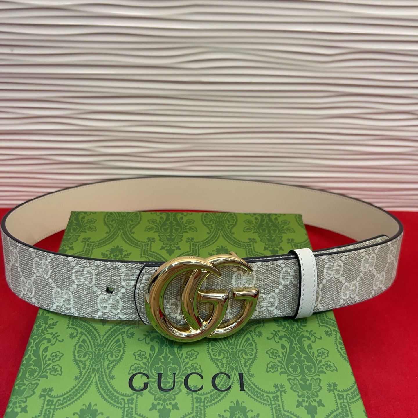 秋冬系列焕新演绎富有辨识度的GG Marmont系列。这款双面腰带采用GG SuPreme与皮革材质匠心