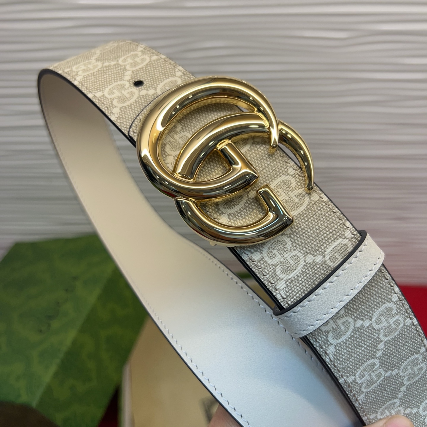秋冬系列焕新演绎富有辨识度的GG Marmont系列。这款双面腰带采用GG SuPreme与皮革材质匠心