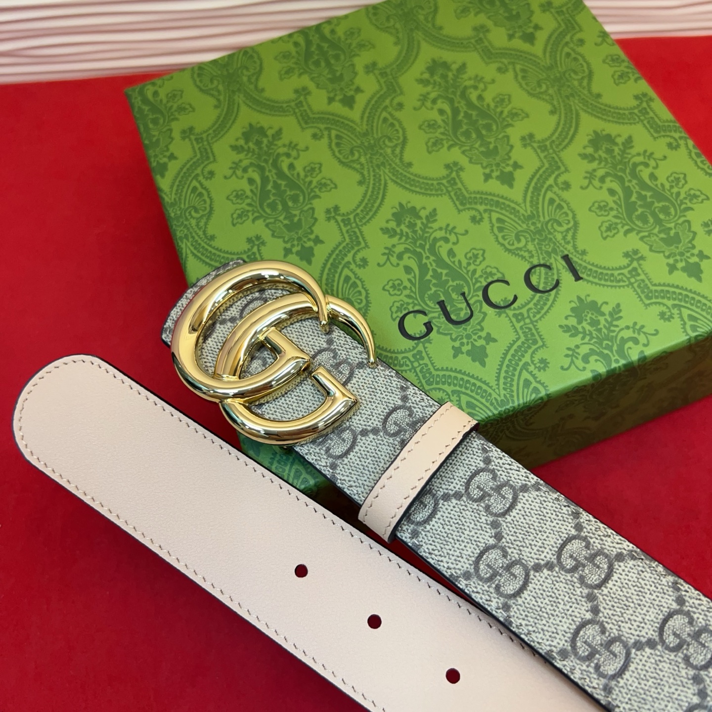 秋冬系列焕新演绎富有辨识度的GG Marmont系列。这款双面腰带采用GG SuPreme与皮革材质匠心