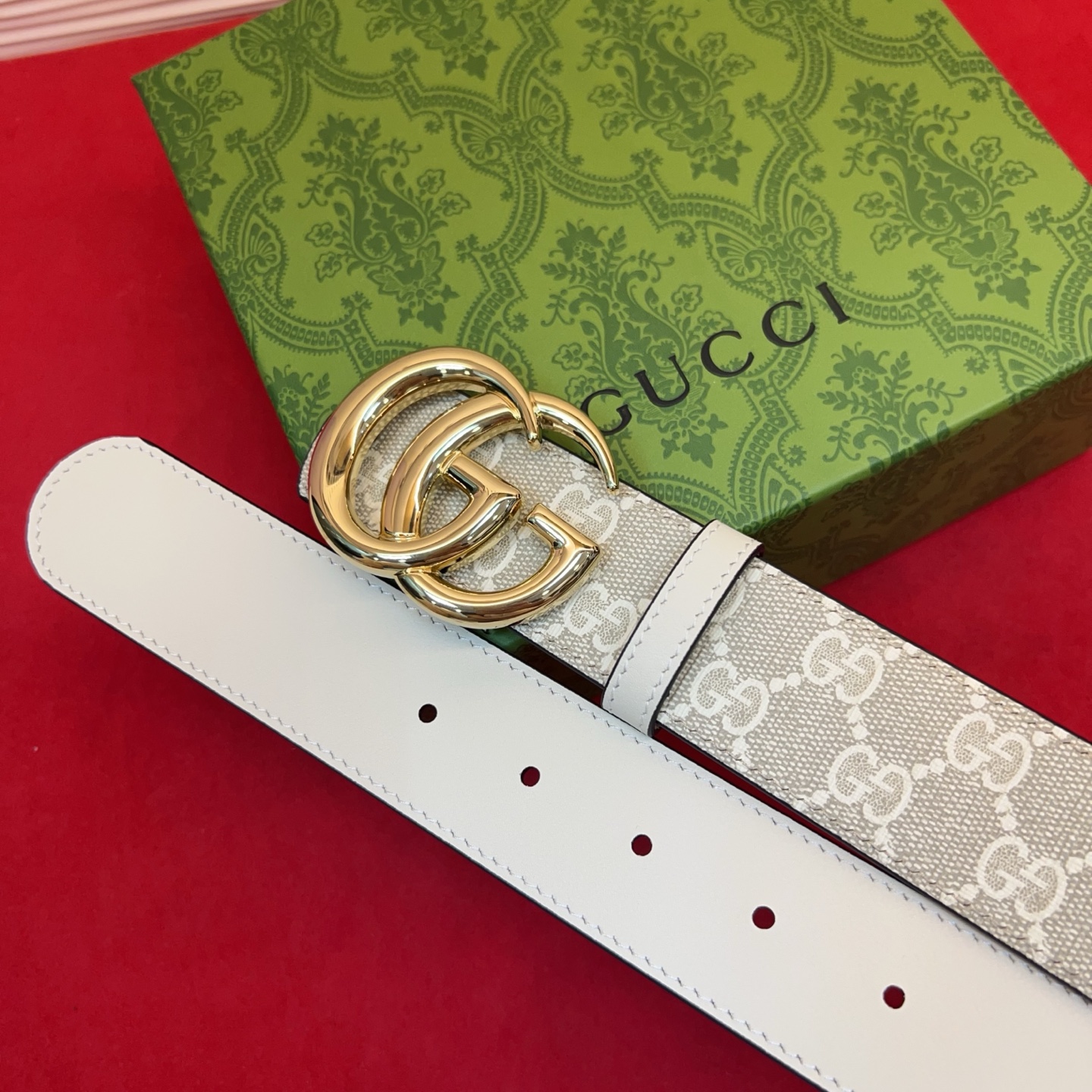 秋冬系列焕新演绎富有辨识度的GG Marmont系列。这款双面腰带采用GG SuPreme与皮革材质匠心