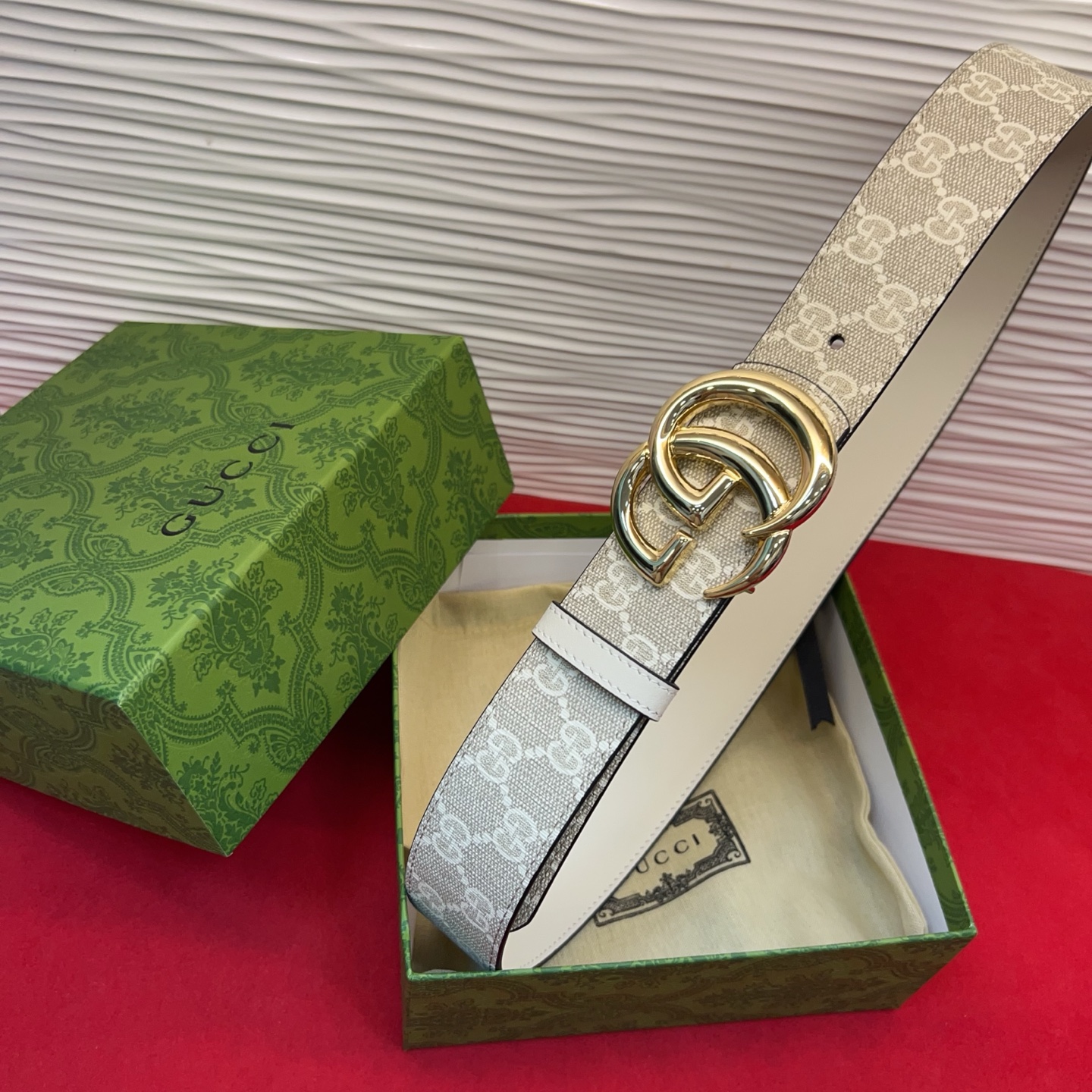 秋冬系列焕新演绎富有辨识度的GG Marmont系列。这款双面腰带采用GG SuPreme与皮革材质匠心