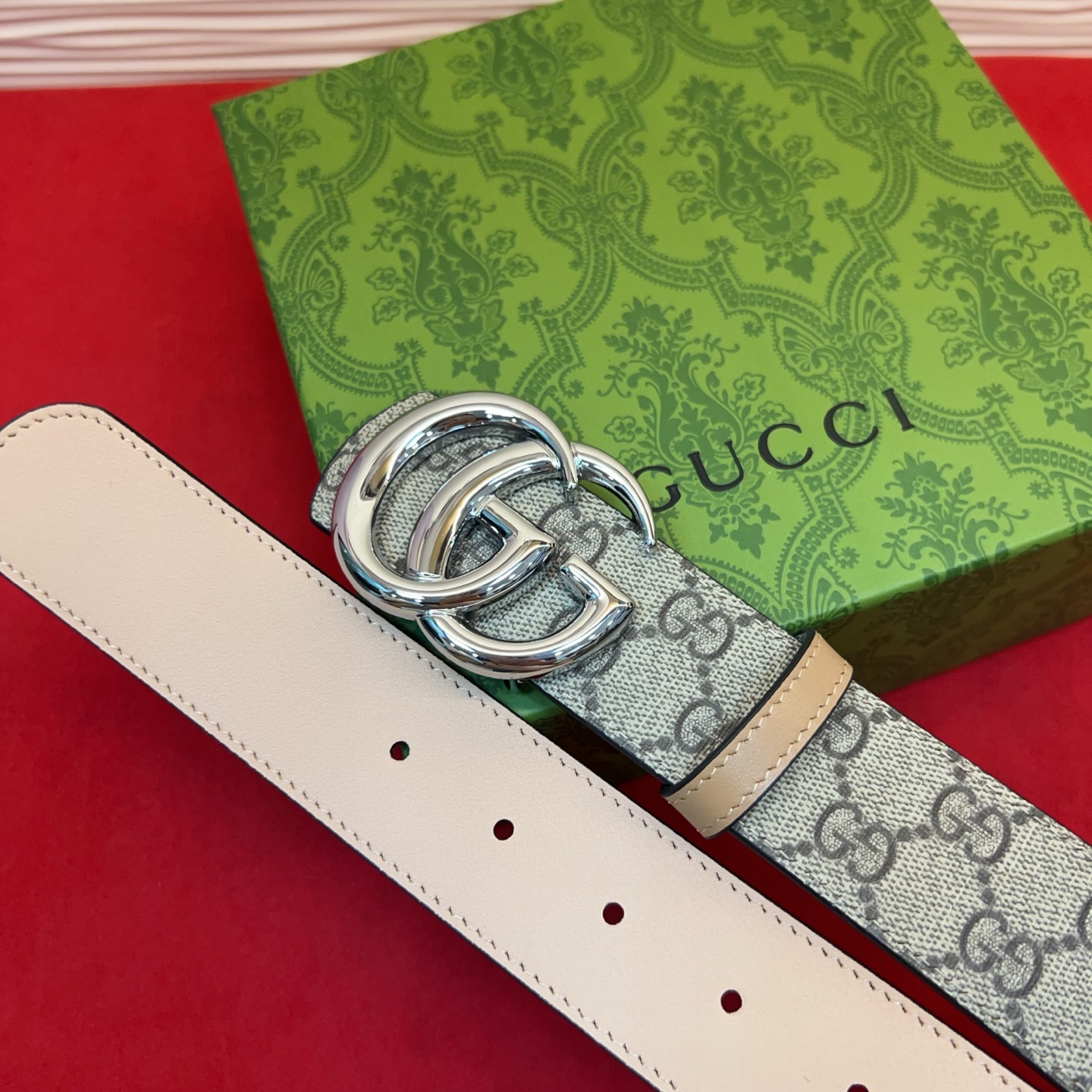 秋冬系列焕新演绎富有辨识度的GG Marmont系列。这款双面腰带采用GG SuPreme与皮革材质匠心