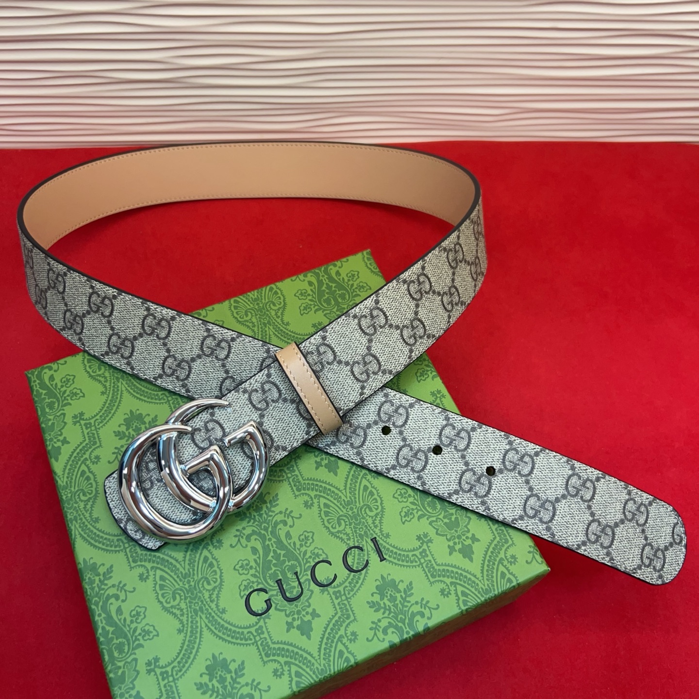 秋冬系列焕新演绎富有辨识度的GG Marmont系列。这款双面腰带采用GG SuPreme与皮革材质匠心