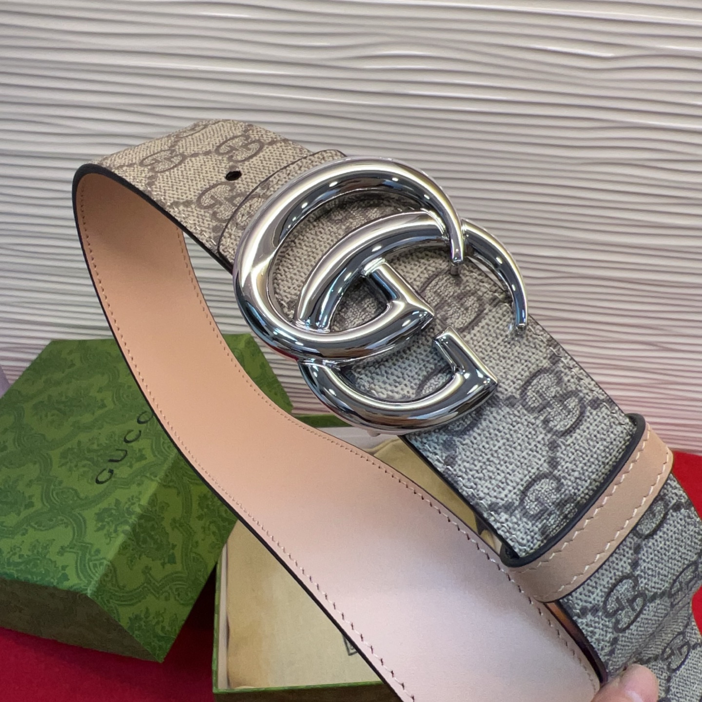 秋冬系列焕新演绎富有辨识度的GG Marmont系列。这款双面腰带采用GG SuPreme与皮革材质匠心