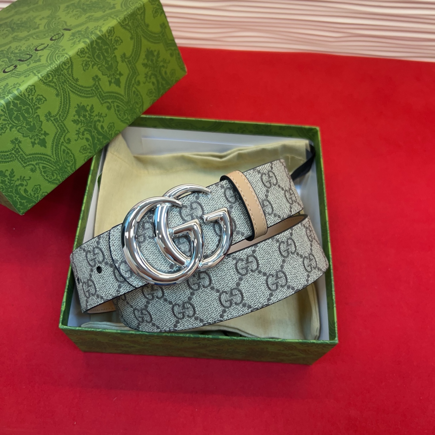 秋冬系列焕新演绎富有辨识度的GG Marmont系列。这款双面腰带采用GG SuPreme与皮革材质匠心